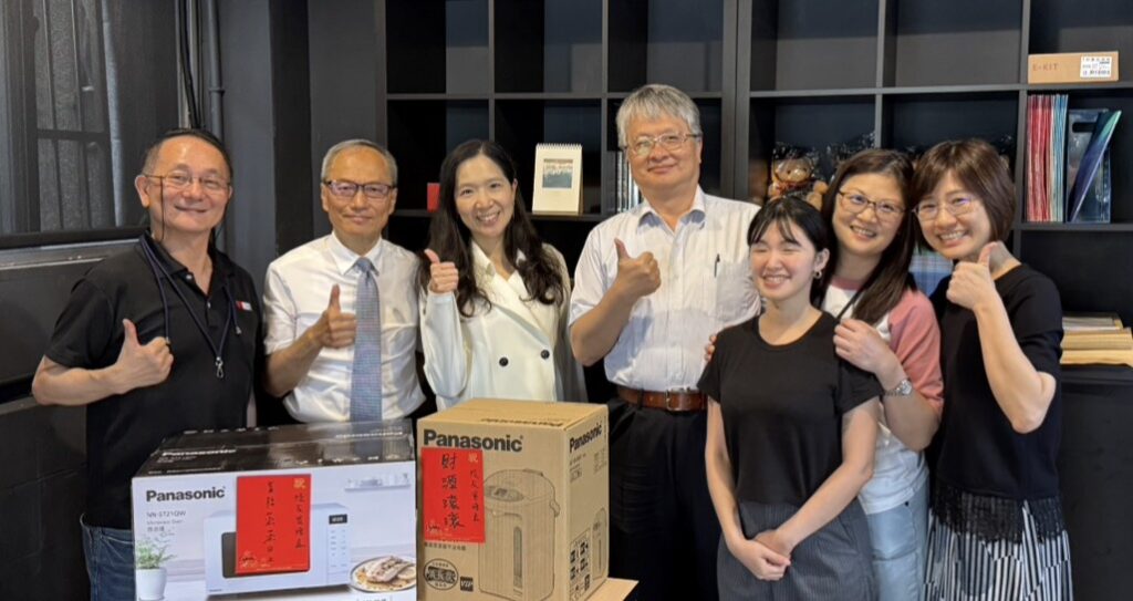 產學暨國際副校長李藍瑜勉勵本處「攜手為校友搭起最溫暖的橋樑」 | 校友服務暨資源發展處