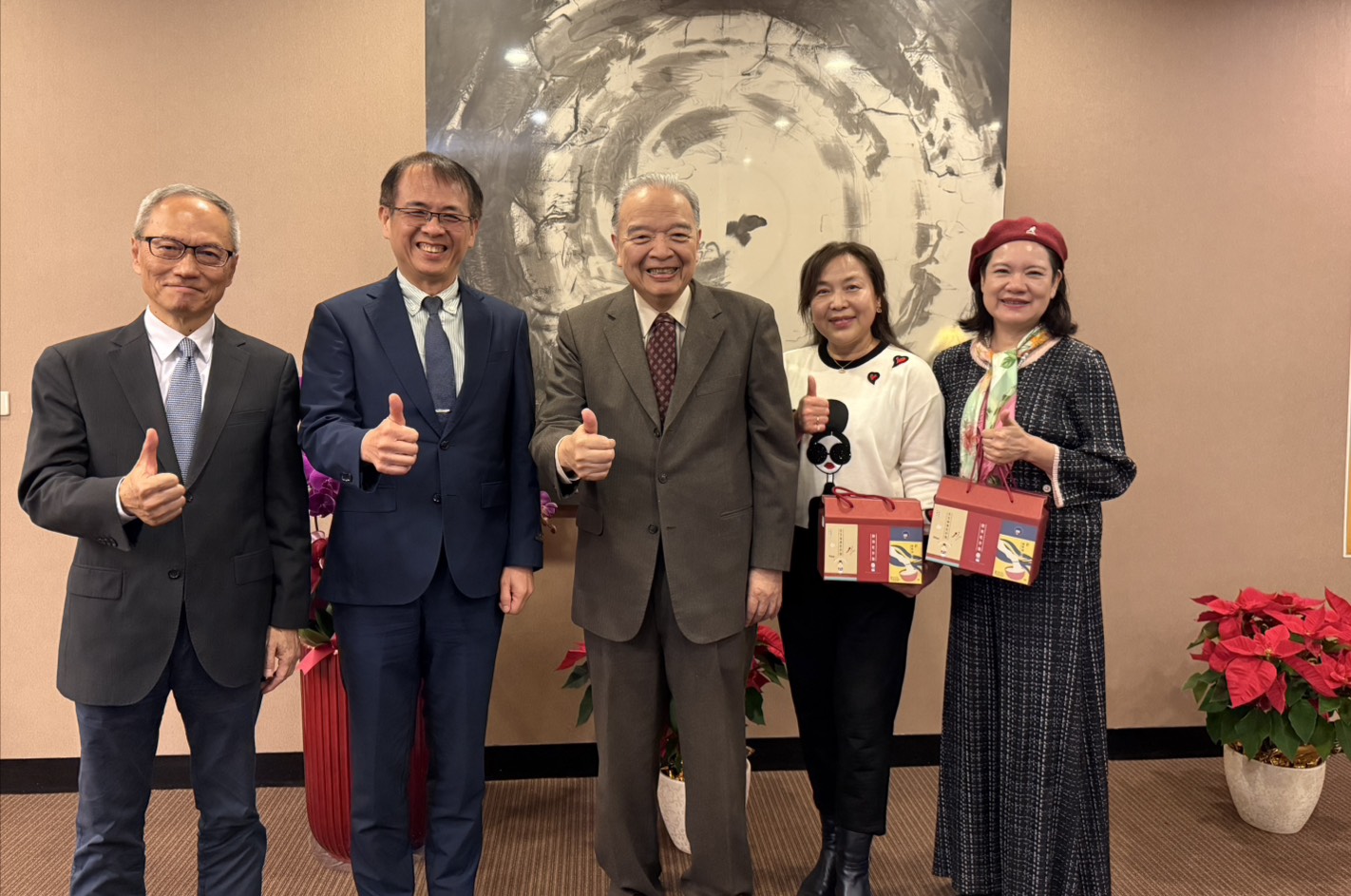 Featured image for “畢業近四十載首度重返母校 校友感念包創辦人之心”