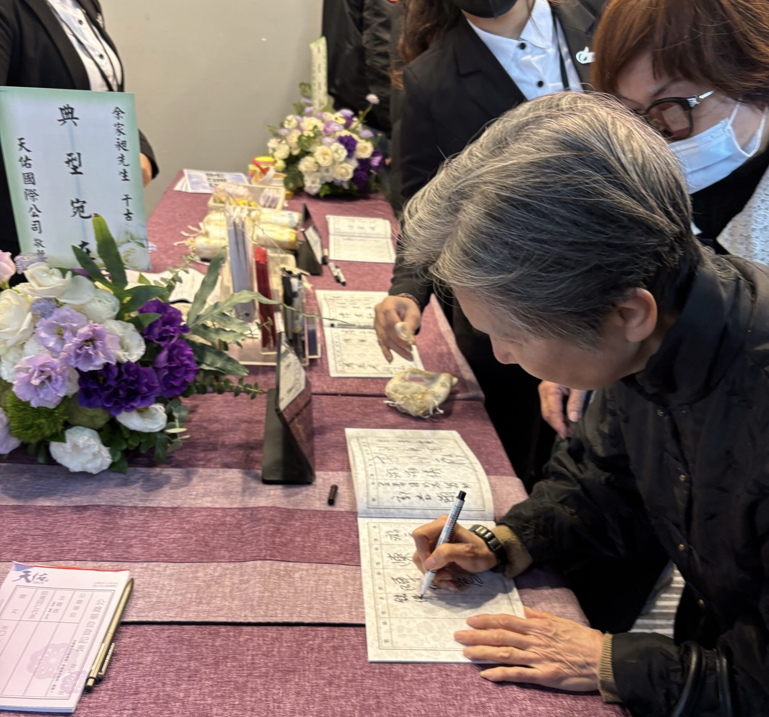 Featured image for “銘傳大學榮譽教授沈佩蒂前校長代表母校參加余家昶校友公祭並向家屬致哀”