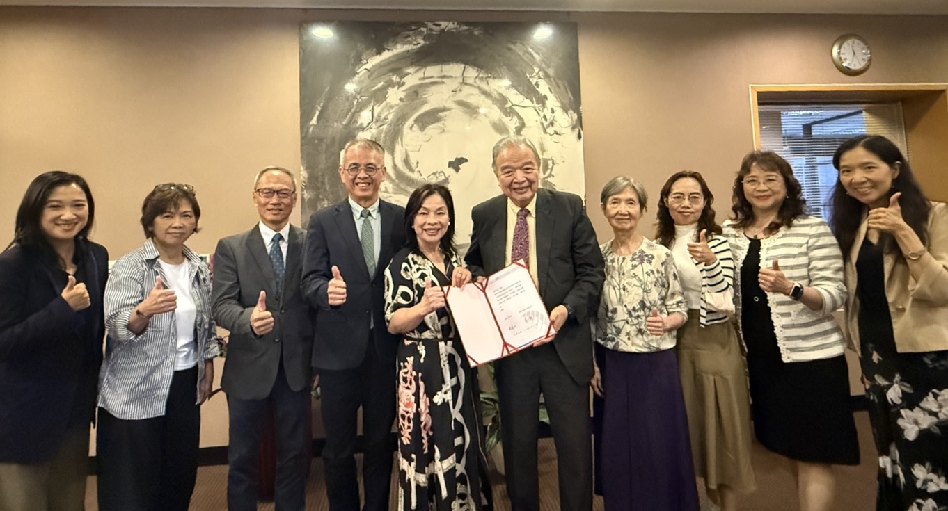 Featured image for “羅麗惠校友偕同窗好友返校敘舊　母校致贈感謝狀表謝忱”