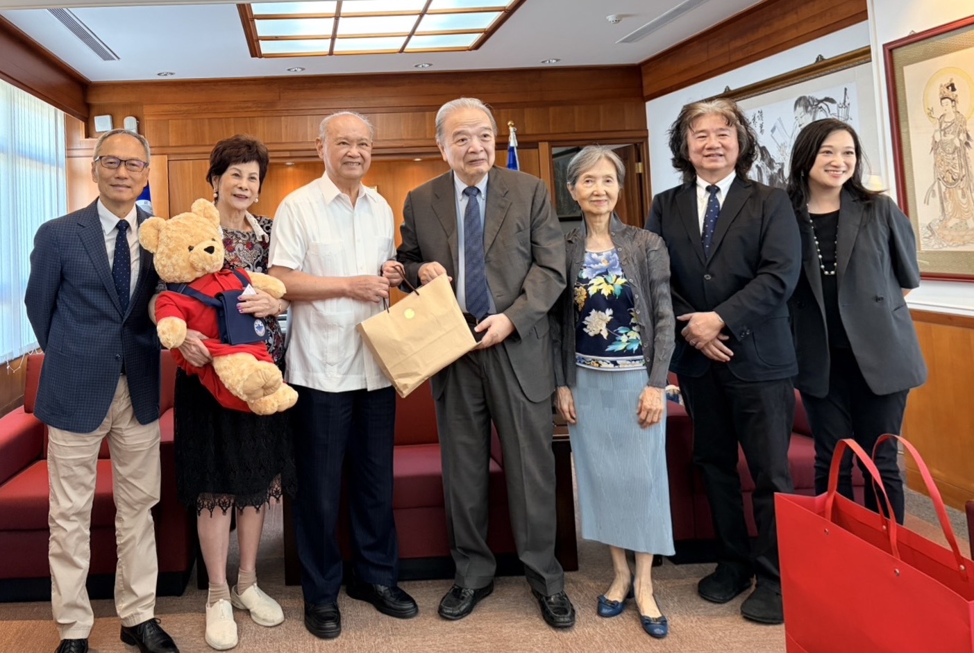 Featured image for “合環建設董事長黃正勝頒贈銘傳大學設計學院獎助學金”